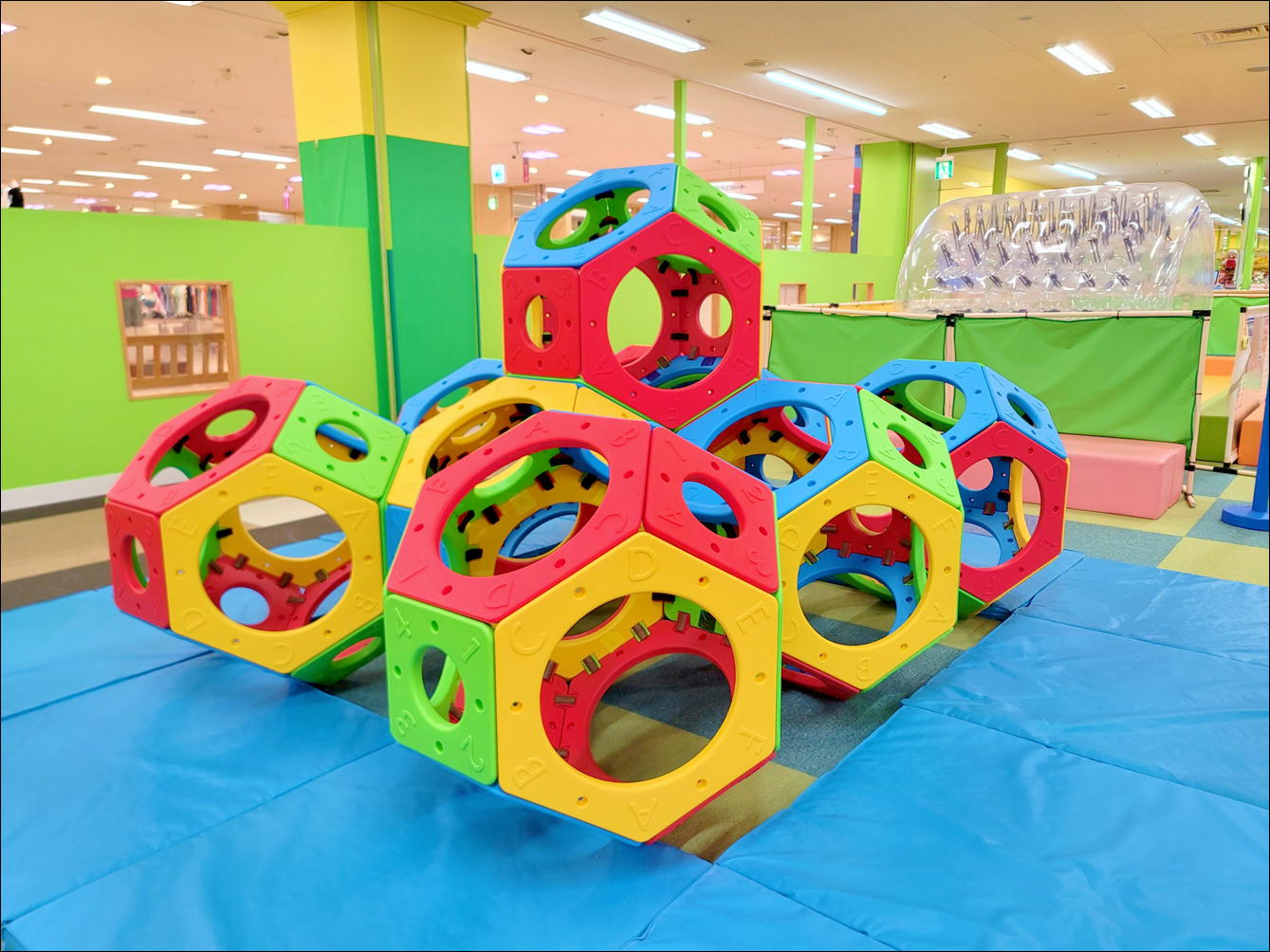 親子で冒険！登ってくぐってワクワク広がる「メイズボール」