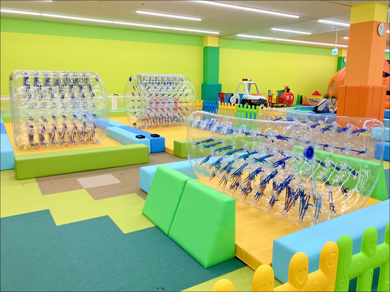 親子で大はしゃぎ！全身で楽しむ体感型遊具「サイバーホイール」