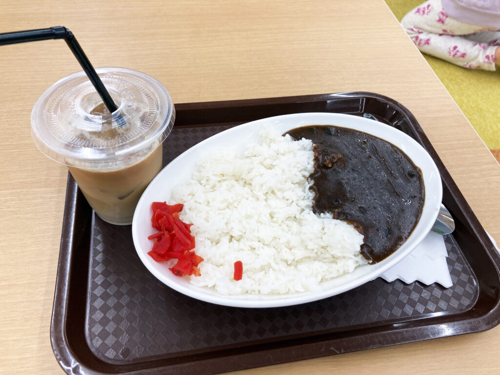 ゴーゴーカレー（690円）とカフェオレ（300円）