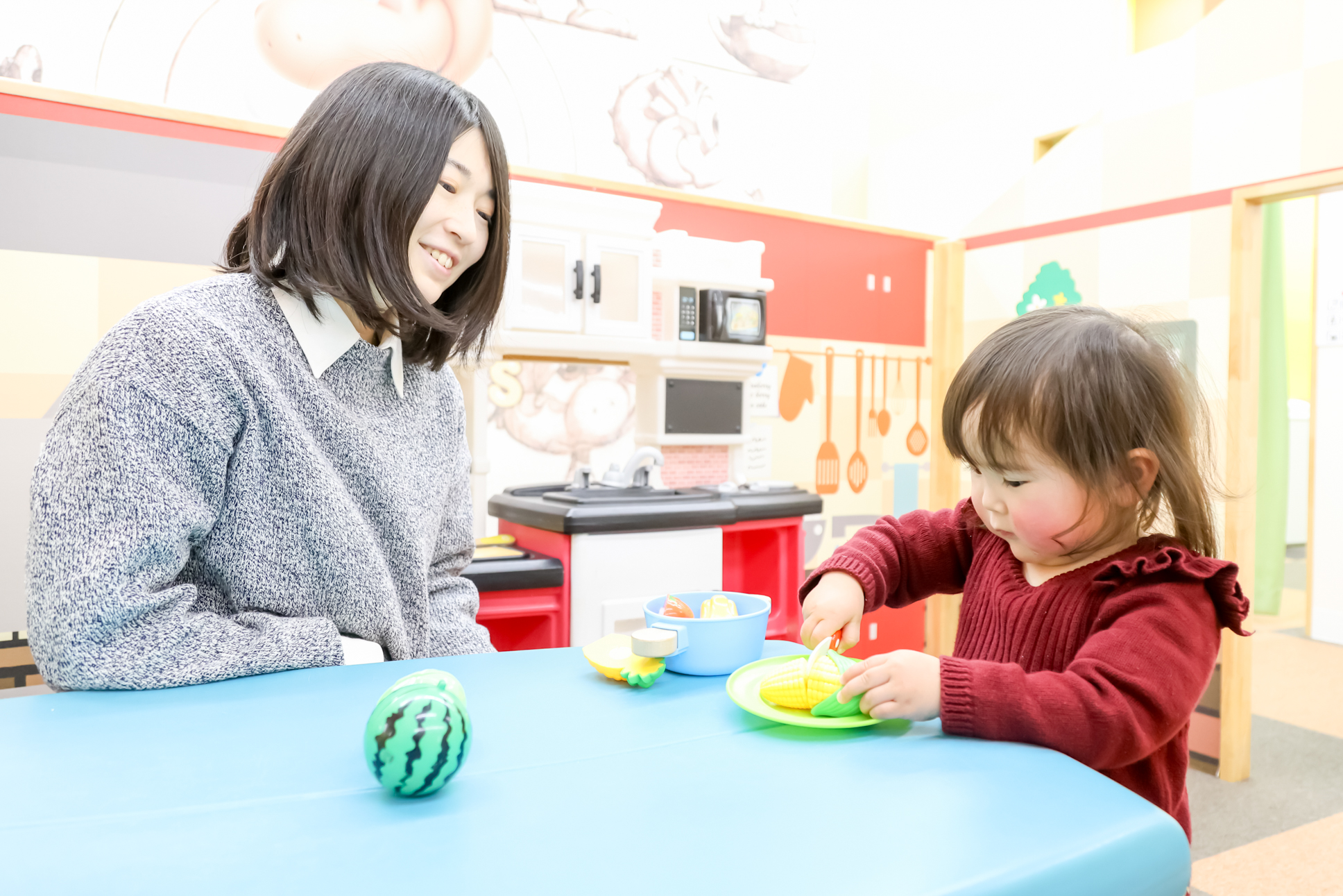 親御さまがリフレッシュしながらお子さまが遊んでいるイメージ